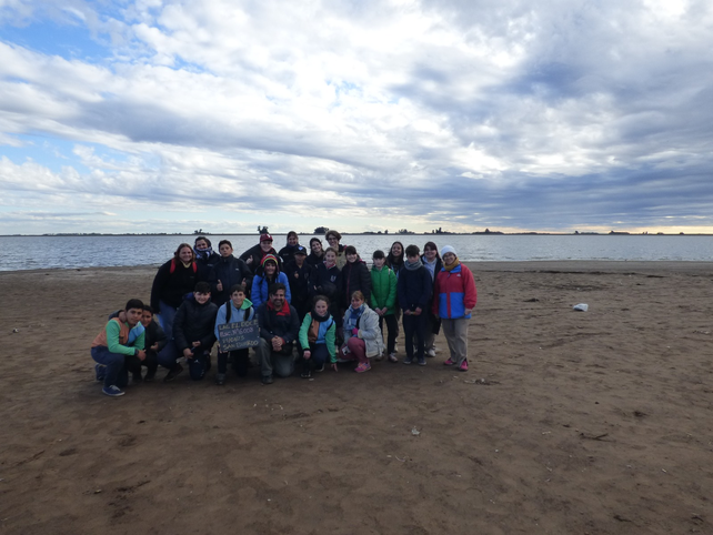 Se realizaron tareas de campo en la Laguna El Doce con los estudiantes de 7 de Escuela Nº 6008 y estudiantes de antropología de la UNR