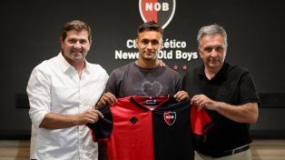 El asesor deportivo Rubén Capria, el refuerzo Alejo Tabares y el presidente de Newells Ignacio Astore.