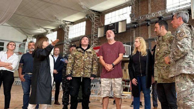 El presidente Javier Milei viajó a la ciudad de Bahía Blanca tras el temporal del viernes que dejó al menos 16 muertos y perdidas materiales millonarias.