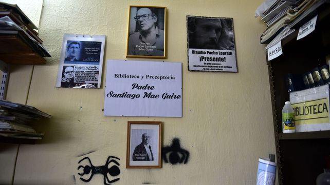 Mac Guire, rodeado de retratos de Mugica, Angelelli y Pocho Lepratti.