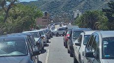 COLAS. Largas hileras de automóviles se vieron en localidades de las sierras cordobesas, colmadas de gente. COLAS. Largas hileras de automóviles se vieron en localidades de las sierras cordobesas, colmadas de gente.