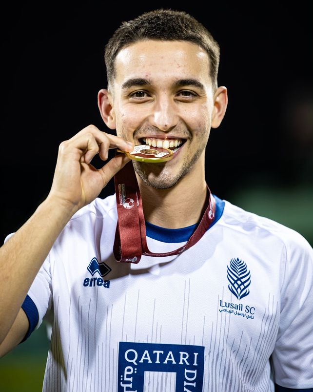 Con la medalla. El rosarino disfruta la obtención del ascenso en el fútbol qatarí.