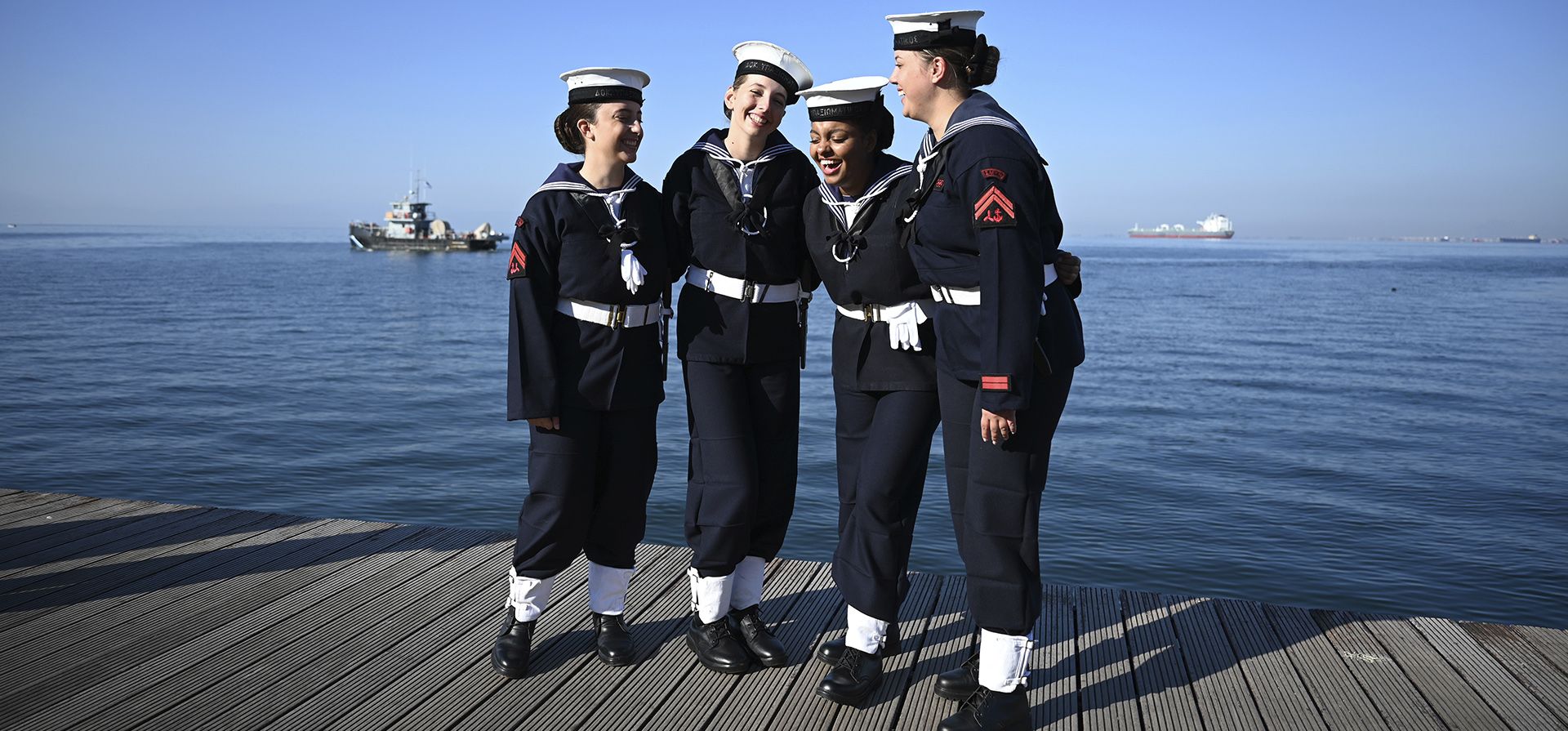 Estudiantes de las academias navales griegas posan para una fotografía antes del desfile militar para celebrar la entrada del país a la Segunda Guerra Mundial después de que se negó a alinearse con una Italia fascista beligerante en 1940, en Salónica, norte de Grecia, el lunes 28 de octubre de 2024. (Foto AP/Giannis Papanikos)