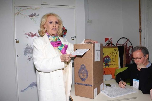 Mirtha Legrand atendió su mesaza y, de punta en blanco, se fue a votar a Palermo
