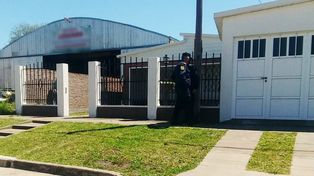 Mientras se hacía la autopsia, buscaban pruebas que vinculen a un hombre con el femicidio.