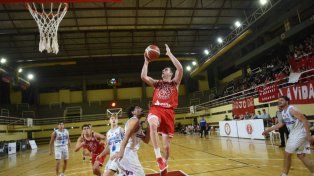 Alejandro Etorre se eleva para convertir. Provincial le ganó a San Martín de Curuzú Cuatiá en el Bonilla y avanza en la Liga Federal de básquet.