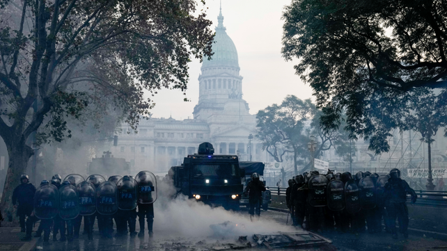 El gobierno nacional justificó el accionar de las fuerzas policiales en la marcha de protesta de jubilados y barras.&nbsp;