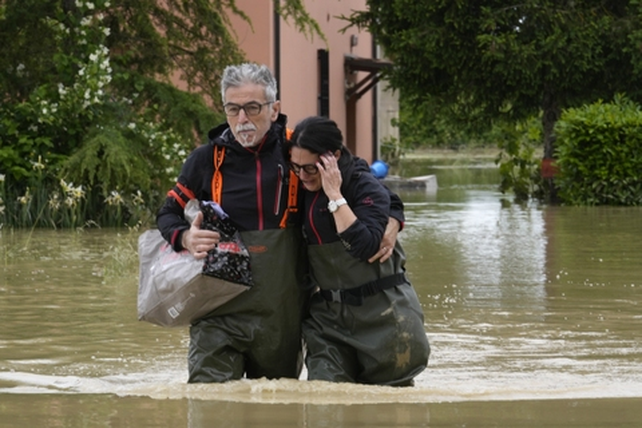 Un matrimonio recorre una zona inundada en Lugo