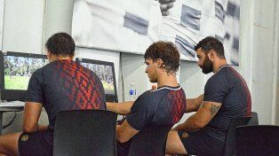 El santafesino Manuel Bernstein, en el centro de la imagen, analizando los entrenamientos que realizan en Casa Pumas.