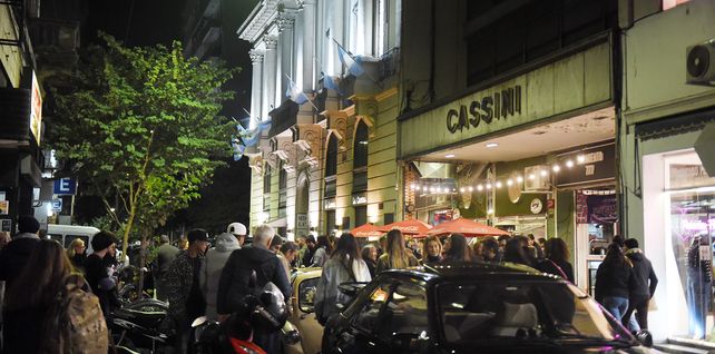 Foto de archivo. La Noche de las Peatonales, un evento que garantiza la circulación de gente en el centro después de la hora de cierres de comercios 