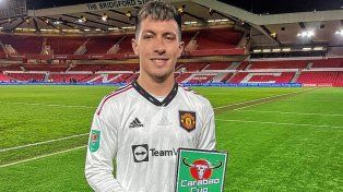 Lisandro Martínez con el trofeo que le dieron por ser la figura.