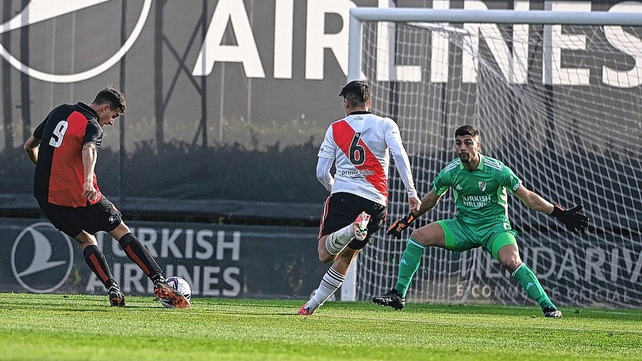 Colón dio el golpe y le ganó a River en Reserva