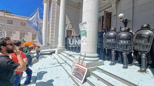 Seis hombres gremialistas fueron imputados esta mañana en el marco de la investigación penal que tramita en el MPA por los ilícitos cometidos en inmediaciones de la Legislatura provincial