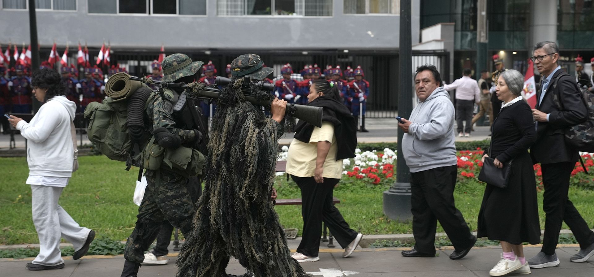 Soldados caminan hacia un área de reunión antes de un desfile militar conmemorativo del Día de la Independencia en Lima, Perú, el miércoles 29 de julio de 2026. (Foto AP/Guadalupe Pardo) Soldados caminan hacia un área de reunión antes de un desfile militar conmemorativo del Día de la Independencia en Lima, Perú, el miércoles 29 de julio de 2026. (Foto AP/Guadalupe Pardo)