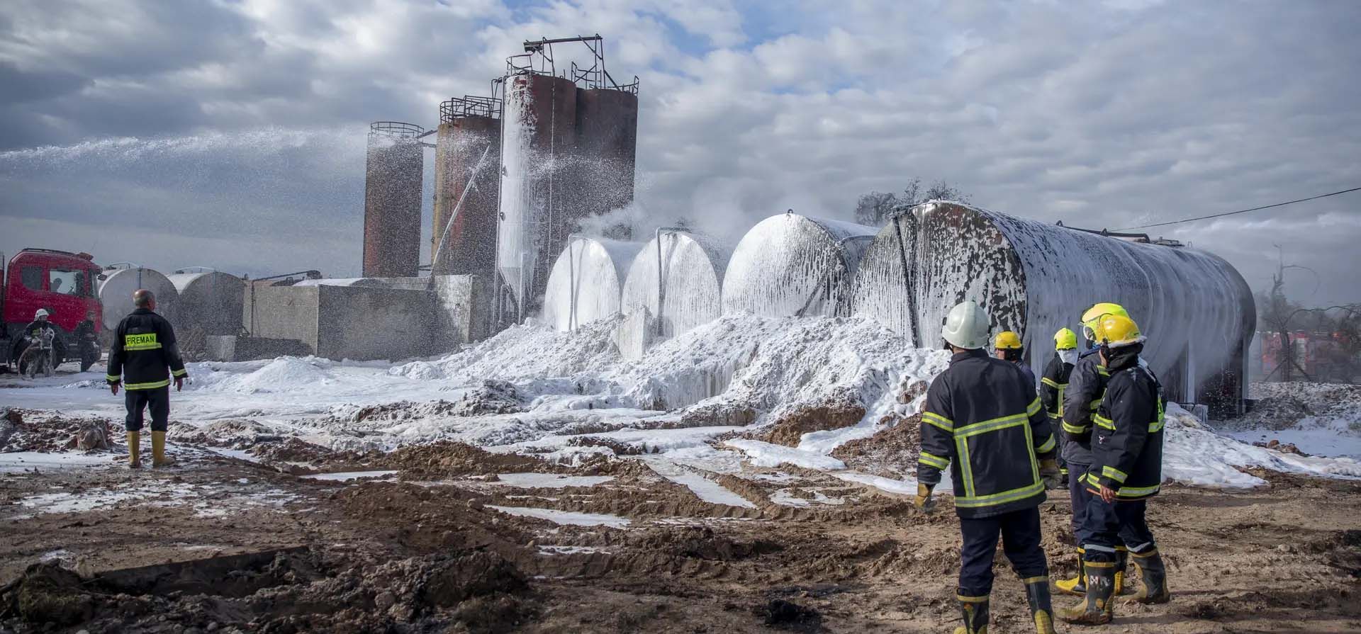 Los bomberos trabajan para extinguir un incendio que se desató en una refinería de petróleo, Erbil, Irak. Fotografía: Anadolu/Getty Images Los bomberos trabajan para extinguir un incendio que se desató en una refinería de petróleo, Erbil, Irak. Fotografía: Anadolu/Getty Images