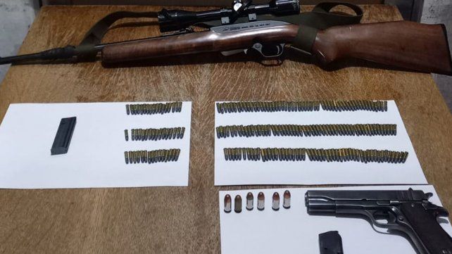 Gendarmería constató que un hombre viajaba con armas y municiones sin documentación. Intervino la Fiscalía de Villa Paranacito.