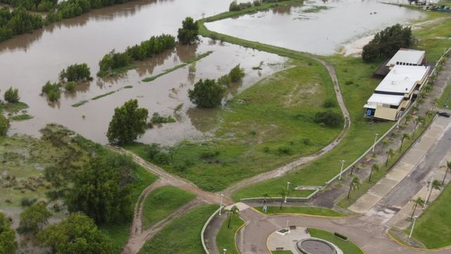 Rogelio Frigerio y funcionarios recorrieron los barrios anegados por las lluvias. Hay más de 50 familias afectadas. Llegará el Ejército a brindar apoyo&nbsp; 