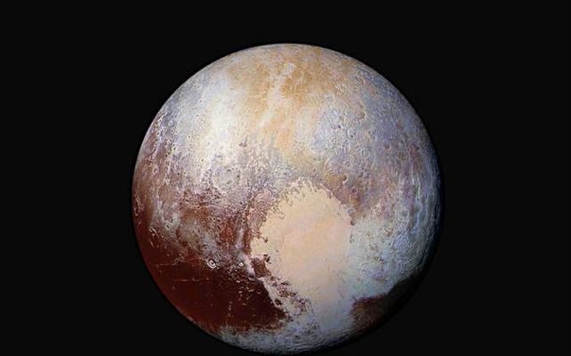 Espectacular. Plutón en todo su esplendor. Su atmósfera tiene capas de neblina de kilómetros de espesor.