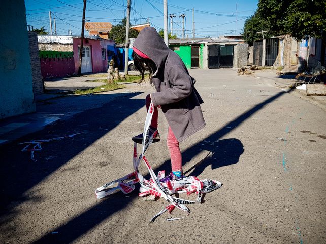 Un brutal asesinato a balazos en un callejón sin salida de Villa Manuelita