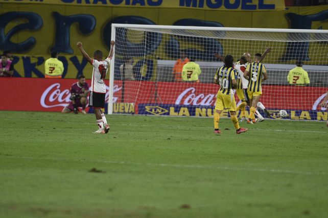 Por el Trofeo de Campeones, en el Madre de Ciudades, Central no pudo hacer mucho frente a River y perdió.
