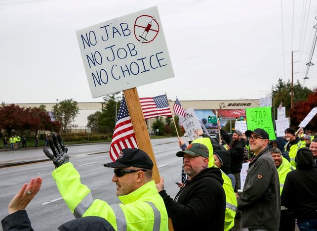 Trabajadores de Boeing se resisten a la vacunación obligatoria durante una protesta en el estado de Washington.