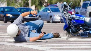 Se cayó de la moto y sufrió una lesión que le causó una erección por varios días
