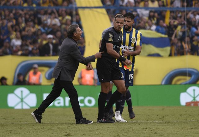 Desencajado. Russo se meti&oacute; a la cancha a increpar a Penel, que no autoriz&oacute; un cambio.
