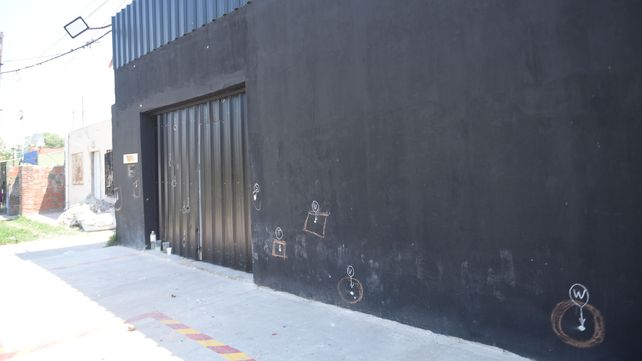 El frente del cantobar De taquito quedó perforado por una decena de los casi cuarenta tiros disparados desde una camioneta.