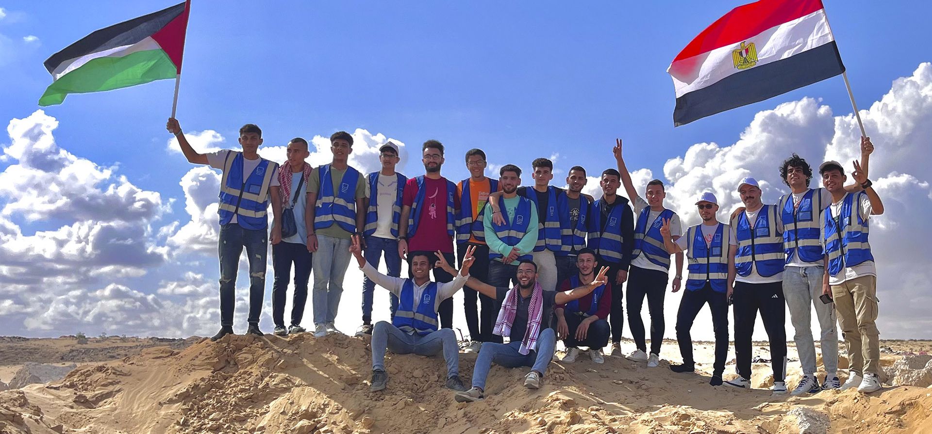 Voluntarios egipcios ondean banderas palestinas y egipcias en el puerto fronterizo de Rafah, Egipto, el miércoles 18 de octubre de 2023. Cientos de palestinos en la Franja de Gaza han huido de sus hogares antes de una esperada invasión terrestre israelí destinada a destruir a Hamás después de que sus combatientes arrasaran el sur de Israel. (Foto AP/Omar Aziz) Voluntarios egipcios ondean banderas palestinas y egipcias en el puerto fronterizo de Rafah, Egipto, el miércoles 18 de octubre de 2023. Cientos de palestinos en la Franja de Gaza han huido de sus hogares antes de una esperada invasión terrestre israelí destinada a destruir a Hamás después de que sus combatientes arrasaran el sur de Israel. (Foto AP/Omar Aziz)