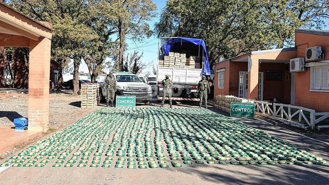 Gendarmería registró el camión y halló hojas de coca