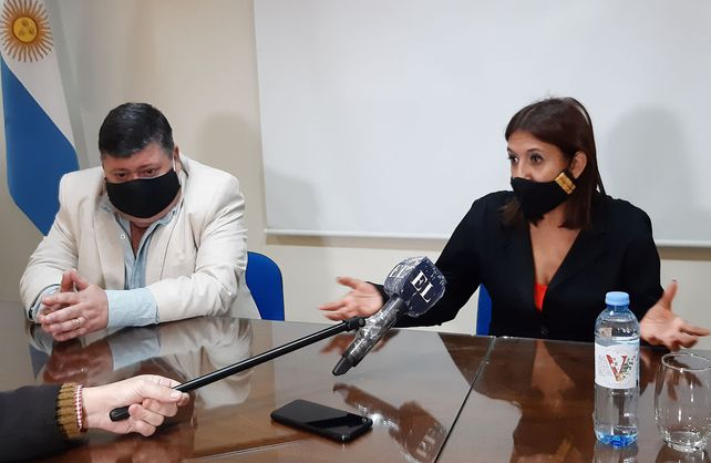 La intendenta Daniela Q&uuml;esta junto al presidente del Centro Comercial