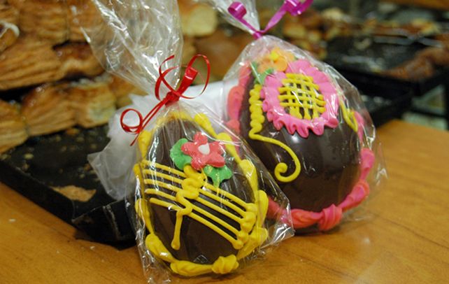 Pascua: ¿por qué se regalan huevos de chocolate y se comen roscas?