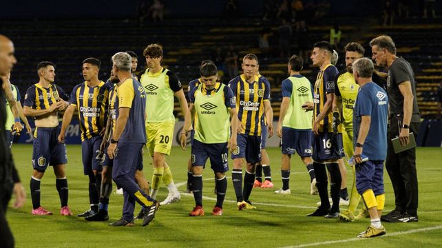 Desazón absoluta. Los jugadores de Central se juntaron en el centro del campo de juego con gestos de resignación ante la derrota sufrida.
