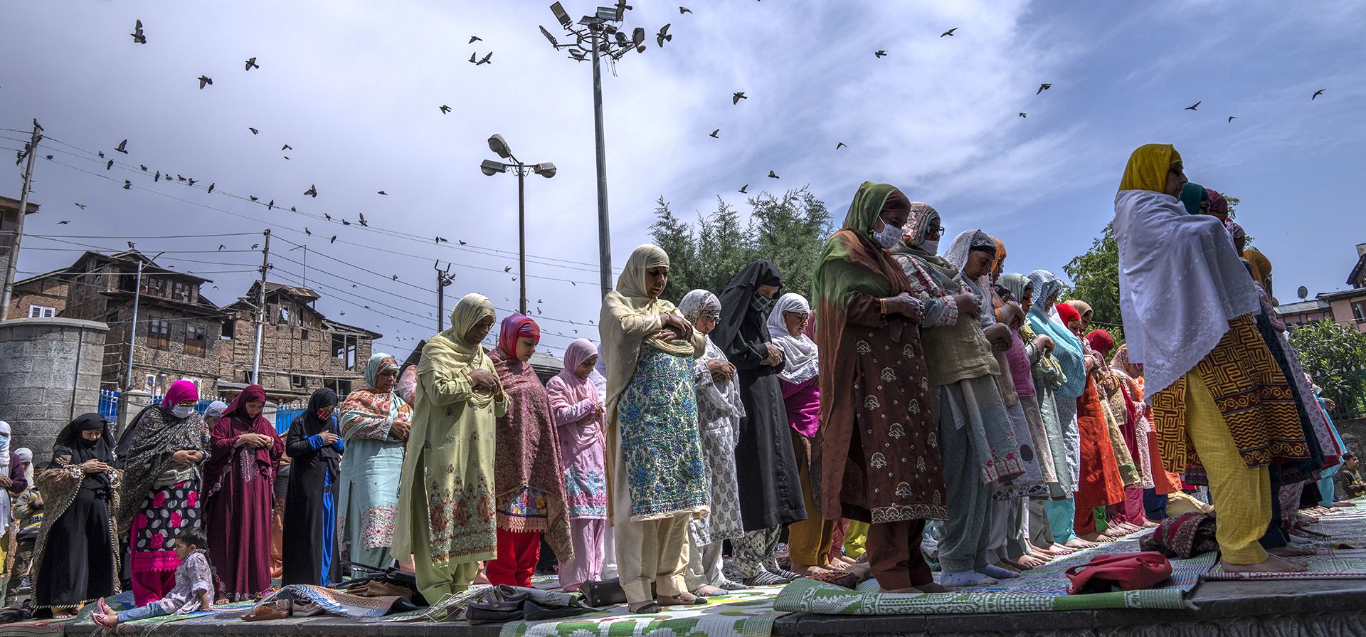 Musulmanes de Cachemira ofrecen oraciones fuera de la mezquita Shah-e-Hamdan, una de las mezquitas más antiguas de Cachemira, en Jumat-ul-Vida, el último viernes de Ramadán, en Srinagar, Cachemira india, el viernes 29 de abril de 2022. 