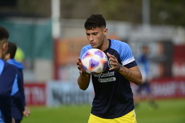 Veliz y la pelota. El centrodelantero tiene ganas de regresar a Central y en Arroyito lo quieren. ¿Qué dirán desde Tottenham?