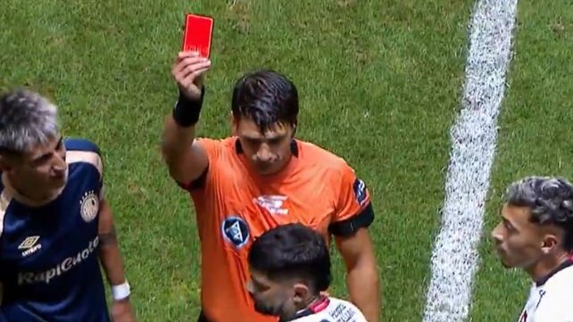 Felipe Viola le muestra la roja a Ever Banega