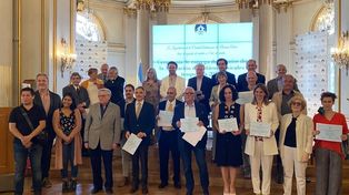 Premiados . Guido Martínez Carbonell (arriba, tercero desde la derecha), entre los distinguidos.