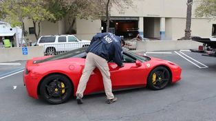 Un agente federal incauta un Ferrari que fue comprado con lo que el gobierno dice que fueron fondos de APP obtenidos de manera fraudulenta. Foto: (Servicio de Inmigración y Control de Aduanas de EE. UU.)