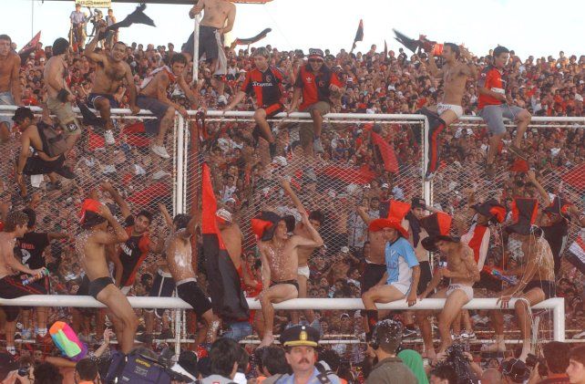 Los jugadores de Newells celebran la consagración en Avellaneda.&nbsp;