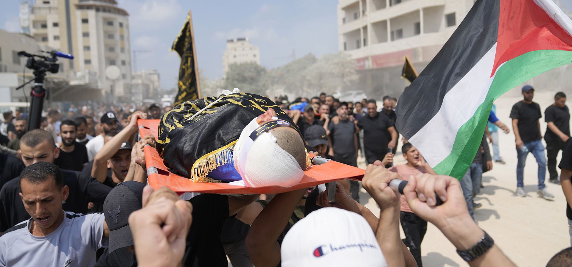 Dolientes llevan los cuerpos de cuatro palestinos, que murieron en un ataque aéreo militar israelí en el norte de Cisjordania ocupada, durante su funeral en el campo de refugiados de Nur Shams, Tulkarem, el martes 27 de agosto de 2024. (Foto AP/Nasser Nasser)