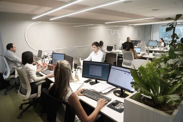 La oficina a pleno, trabajando en las urbanizaciones que se vienen.