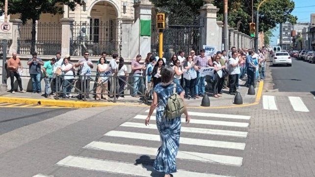 Escuelas técnicas en alerta por recortes: hubo un abrazo simbólico en Paraná