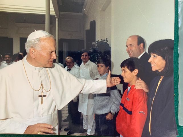 Guillermo Marshall, de niño, junto a sus padres saludando en Rosario al Papa Juan Pablo II.