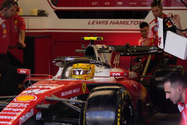 Hamilton desde el box de Ferrari en Baréin.