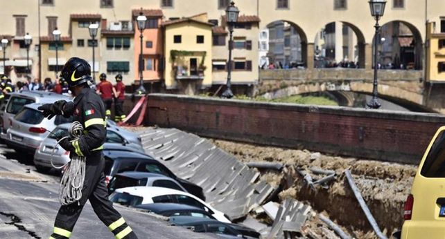 Un desplazamiento de tierra se traga una veintena de autos y deja un socavón de 200 metros en el centro de Florencia