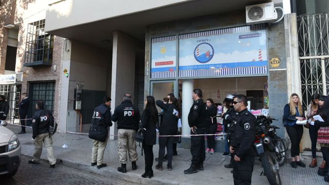 Zeballos al 2100. Policías y funcionarios judiciales en el lugar del hecho.&nbsp;