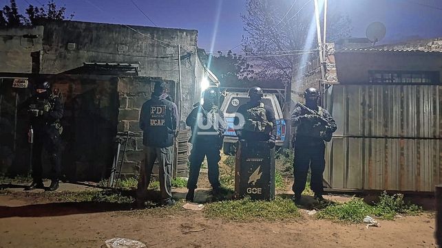 Allanaron seis viviendas por una tentativa de homicidio y aprehendieron a una mujer con dosis fraccionadas de drogas