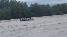 Arriesgado. Los navegantes en una imagen captada por un celular. Arriesgado. Los navegantes en una imagen captada por un celular.