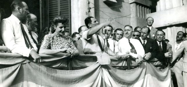 habla-Perón-Evita-su-lado-el-balcon-la-jefatura-policia-rosario-santa-fe-y-moreno-1947--ESCUELA DE MUSEOLOGIA