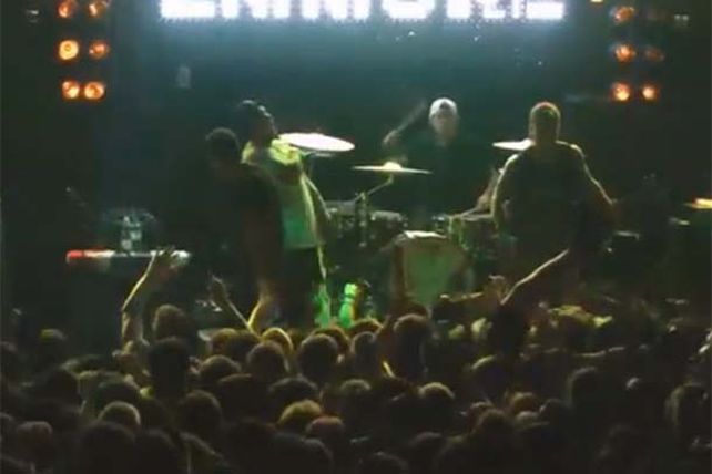 Impresionante: cantante se electrocuta en pleno show
